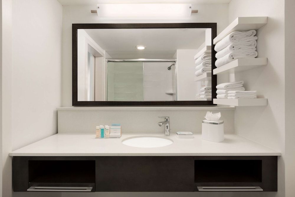 Hampton Inn Atlanta Buckhead Deluxe Room, 1 King Bed, Non Smoking 4