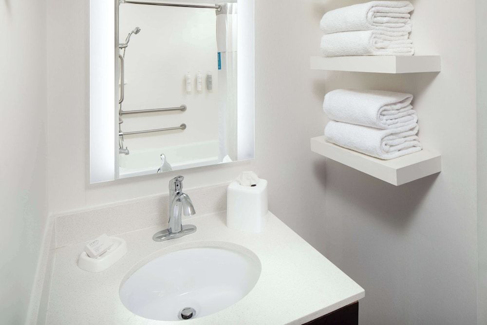 Hampton Inn Atlanta-Northlake Room, 1 King Bed, Accessible, Non Smoking 3