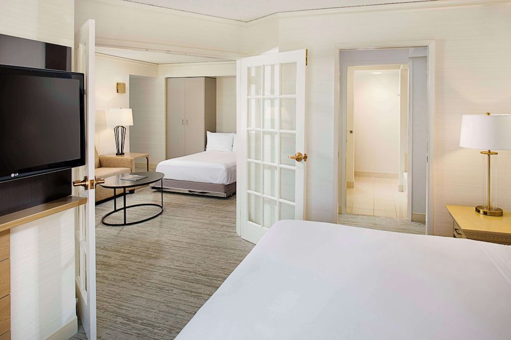 Executive Family Suite, 1 King Bed with Sofa bed, Club Lounge Access