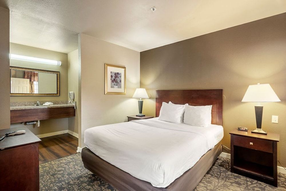 The 505 Collection Economy Triple Room, 2 Bedrooms 18