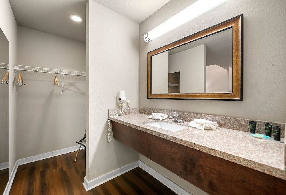 The 505 Collection Economy Triple Room, 2 Bedrooms 5