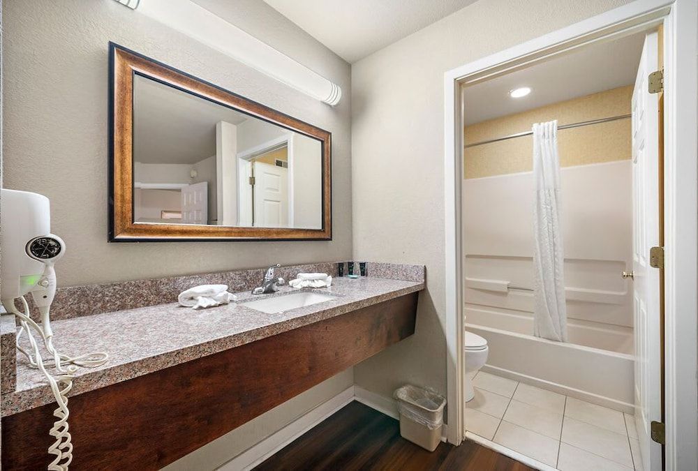 The 505 Collection Economy Triple Room, 2 Bedrooms 9