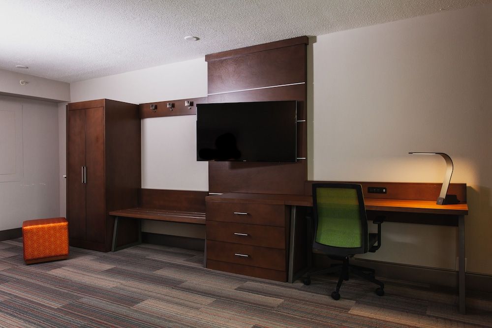 undefined Holiday Inn Express & Suites Atlanta N-Perimeter Mall Area by IHG 2