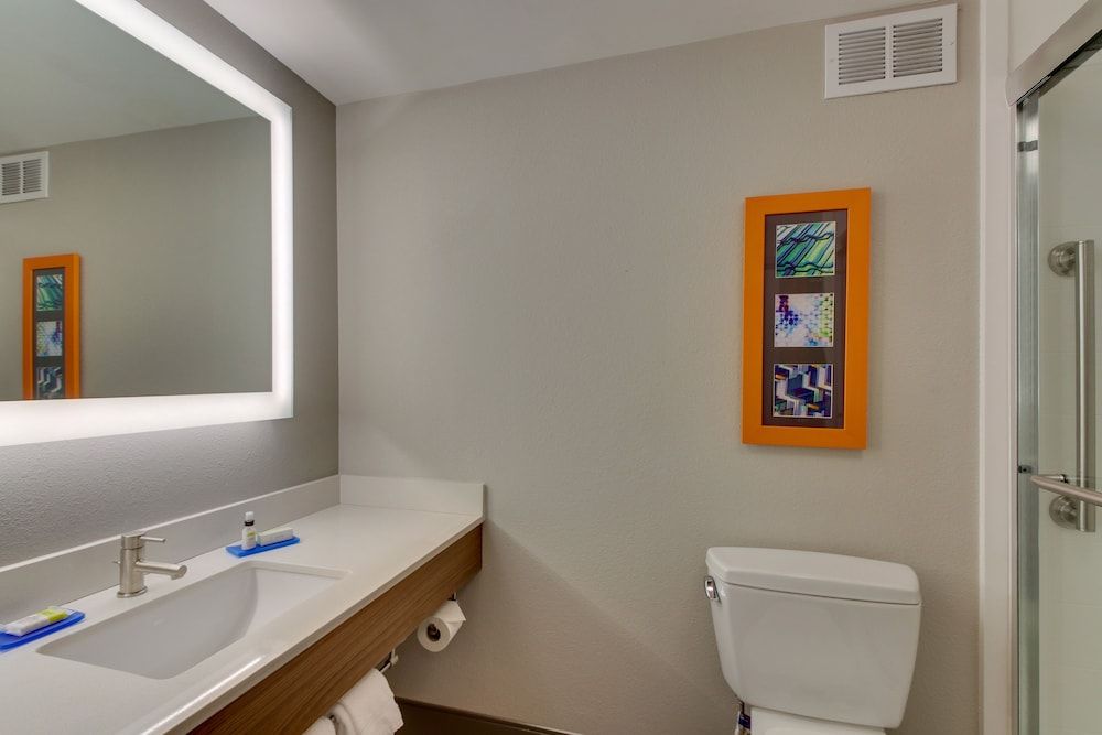 undefined Holiday Inn Express & Suites Atlanta N-Perimeter Mall Area by IHG 9
