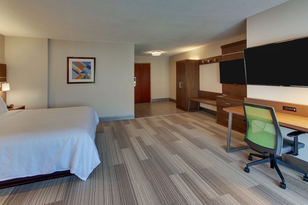undefined Holiday Inn Express & Suites Atlanta N-Perimeter Mall Area by IHG 3