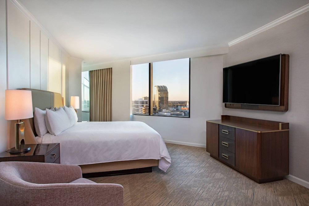 Deluxe Room, 1 King Bed, Corner