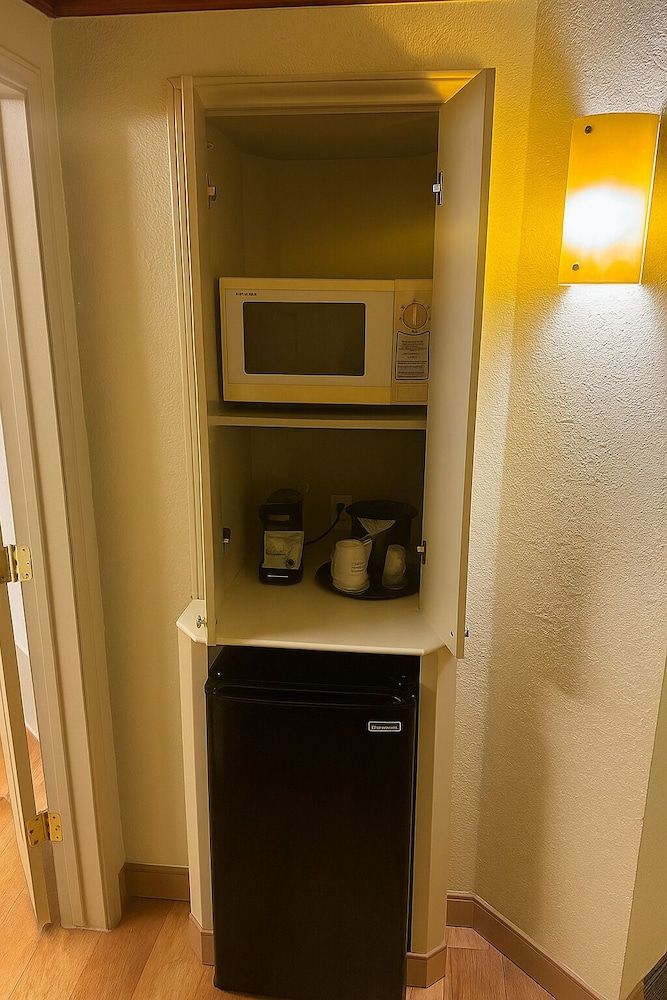 La Quinta Inn & Suites by Wyndham Atlanta Ballpark/Galleria Room, 1 King Bed, Accessible, Non Smoking (Bathtub Grab Bars) 6