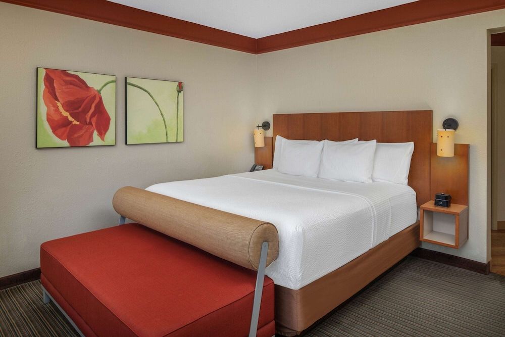 La Quinta Inn & Suites by Wyndham Atlanta Ballpark/Galleria Room, 1 King Bed, Accessible, Non Smoking (Bathtub Grab Bars)