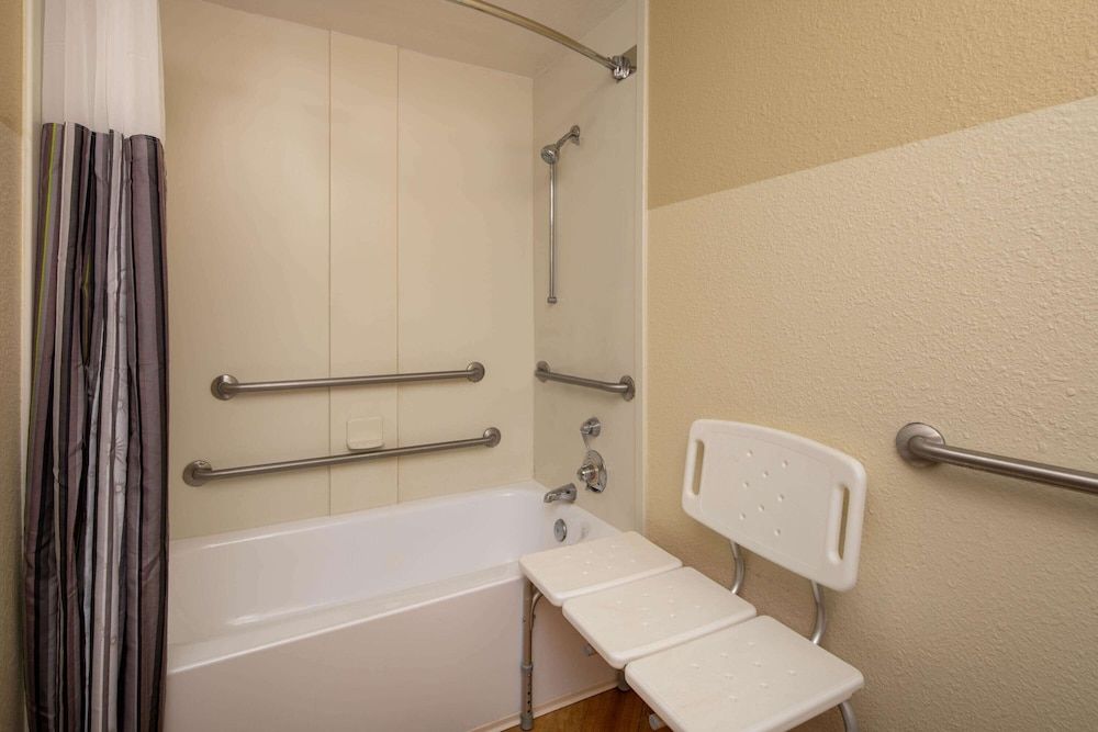 La Quinta Inn & Suites by Wyndham Atlanta Ballpark/Galleria Room, 1 King Bed, Accessible, Non Smoking (Bathtub Grab Bars) 3