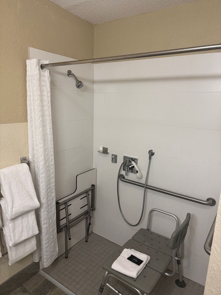 La Quinta Inn & Suites by Wyndham Atlanta Ballpark/Galleria Room, 1 King Bed, Accessible, Non Smoking (Bathtub Grab Bars) 4