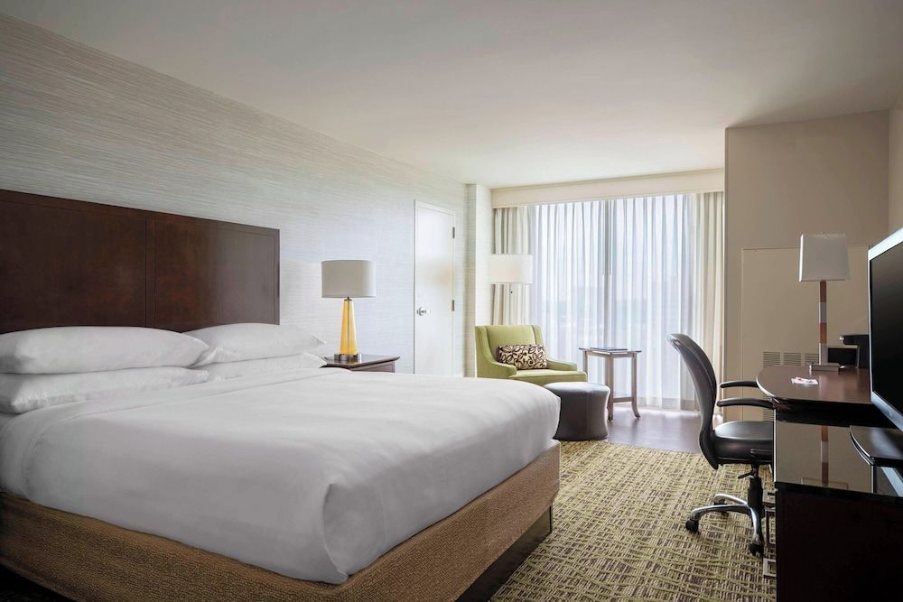 Room, 1 King Bed, Non Smoking (Mobility Accessible, Tub)