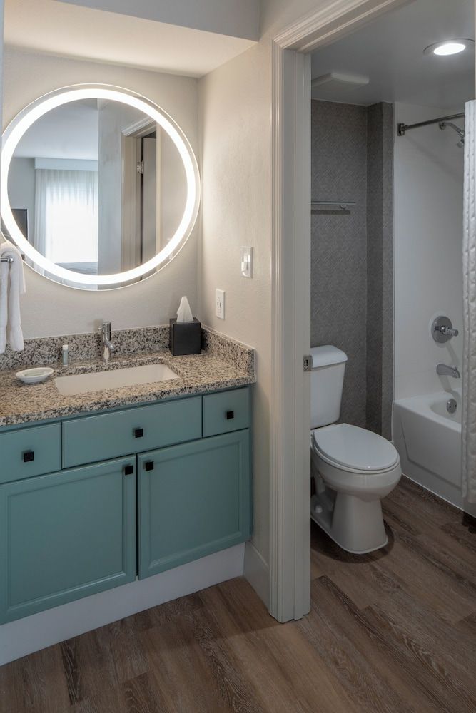 Suite, 2 Bedrooms (Mobility/Hearing Access, Roll-In Shwr)