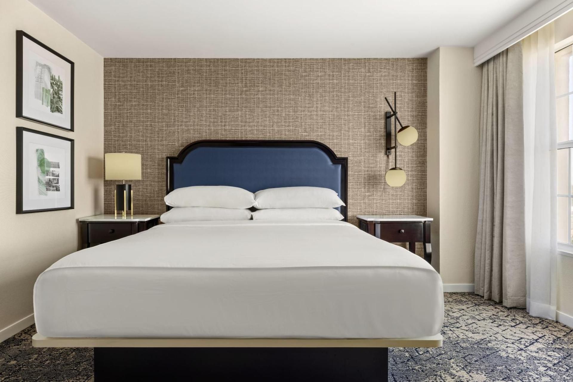 Concierge level, 1 Bedroom 2 room Suite, 1 King, Sofa bed, High floor
