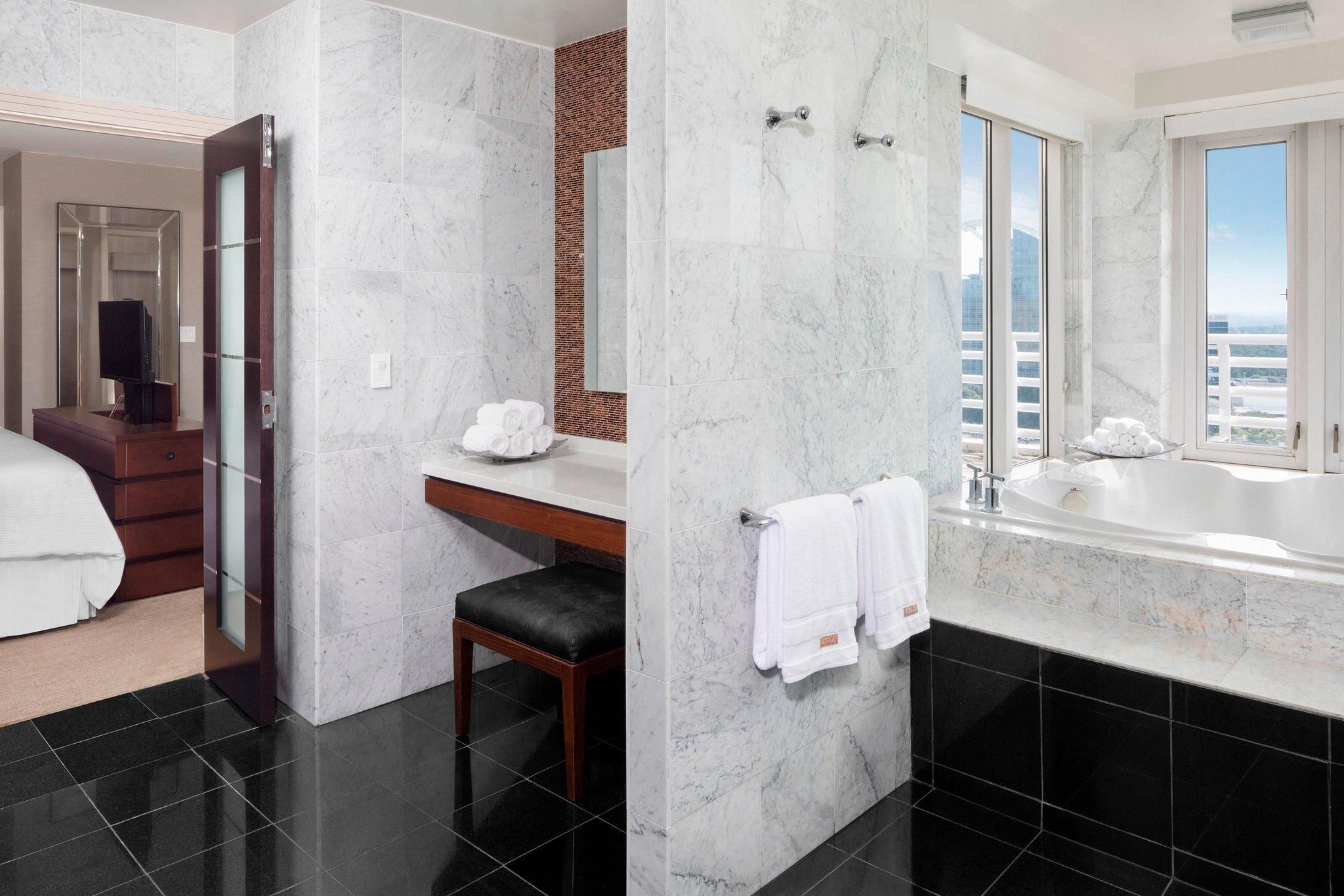 Club level, 1 Bedroom Presidential Suite, 1 King, City view, Balcony