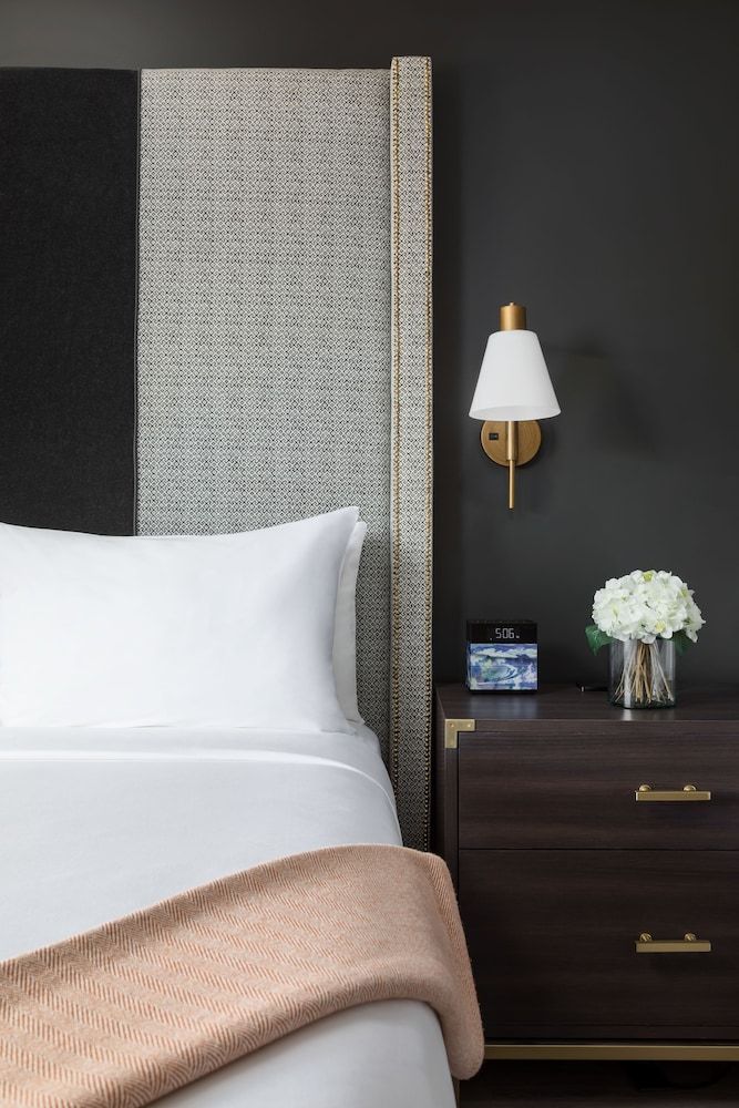 The Burgess Hotel, Atlanta, a Tribute Portfolio Hotel Standard Room, 1 King Bed, Non Smoking (Mobility/Hearing Access, Roll-In Shwr) 2