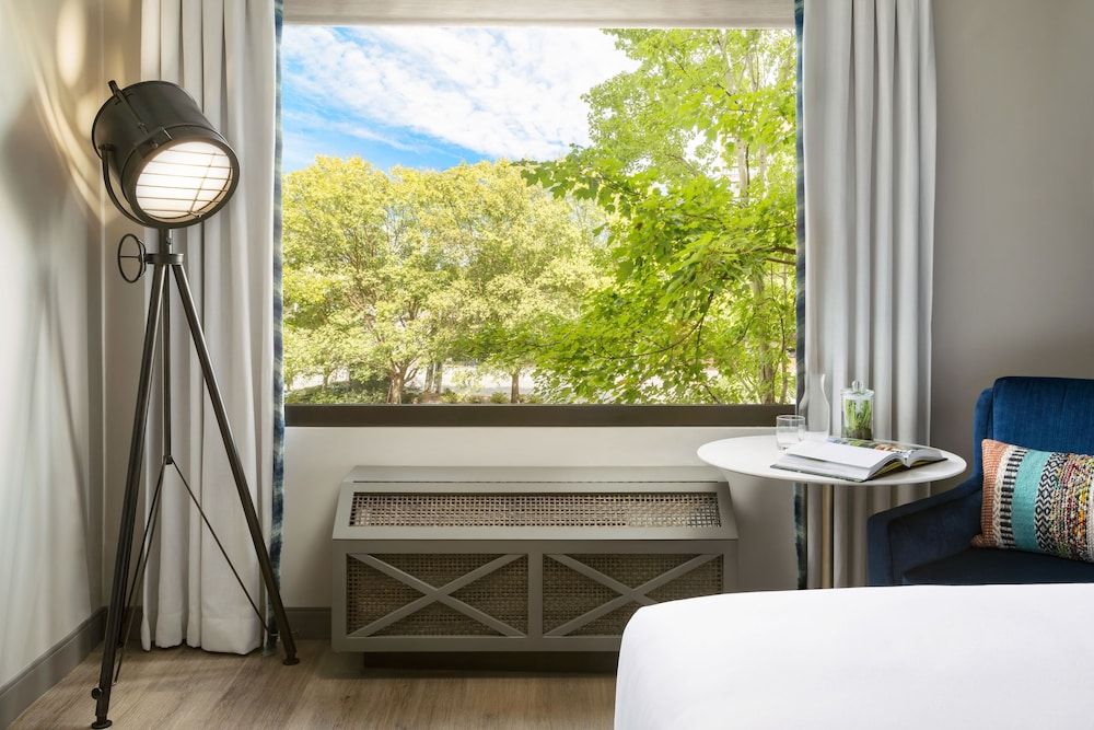 The Burgess Hotel, Atlanta, a Tribute Portfolio Hotel Standard Room, 1 King Bed, Non Smoking (Mobility/Hearing Access, Roll-In Shwr) 5