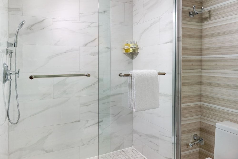 The Burgess Hotel, Atlanta, a Tribute Portfolio Hotel Standard Room, 1 King Bed, Non Smoking (Mobility/Hearing Access, Roll-In Shwr) 4