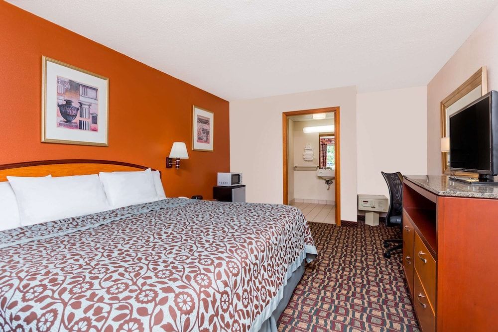 Standard Room, 1 King Bed, Smoking