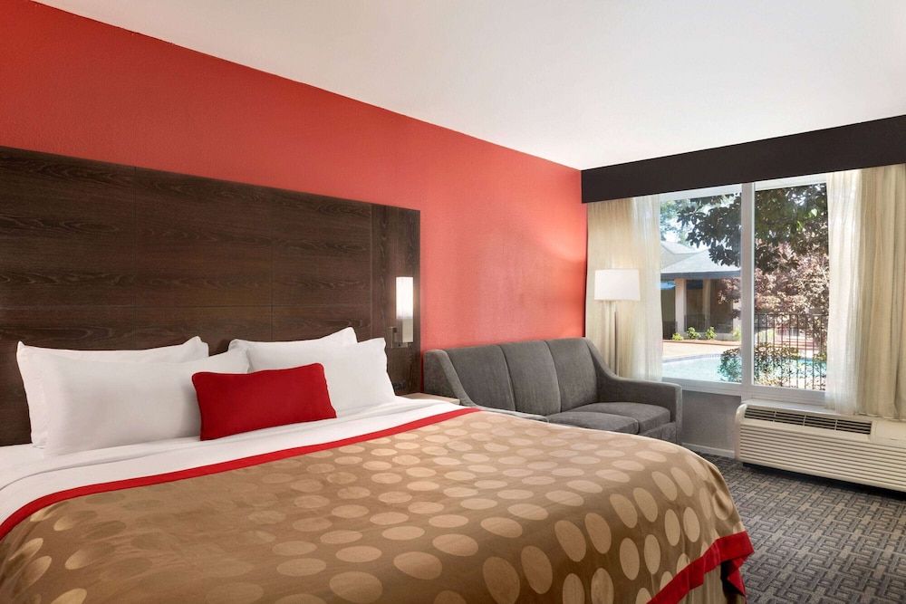 Business Room, 1 King Bed, Non Smoking, Refrigerator & Microwave