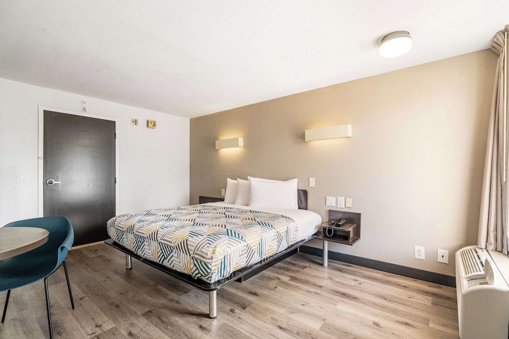 Standard Room, 1 King Bed, Accessible, Smoking