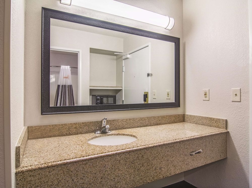 undefined Wingate by Wyndham Brunswick GA / I-95 8