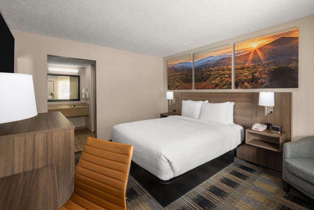 Room, 1 Queen Bed, Accessible, Non Smoking (Mobility, Bathtub with Grab Bars)