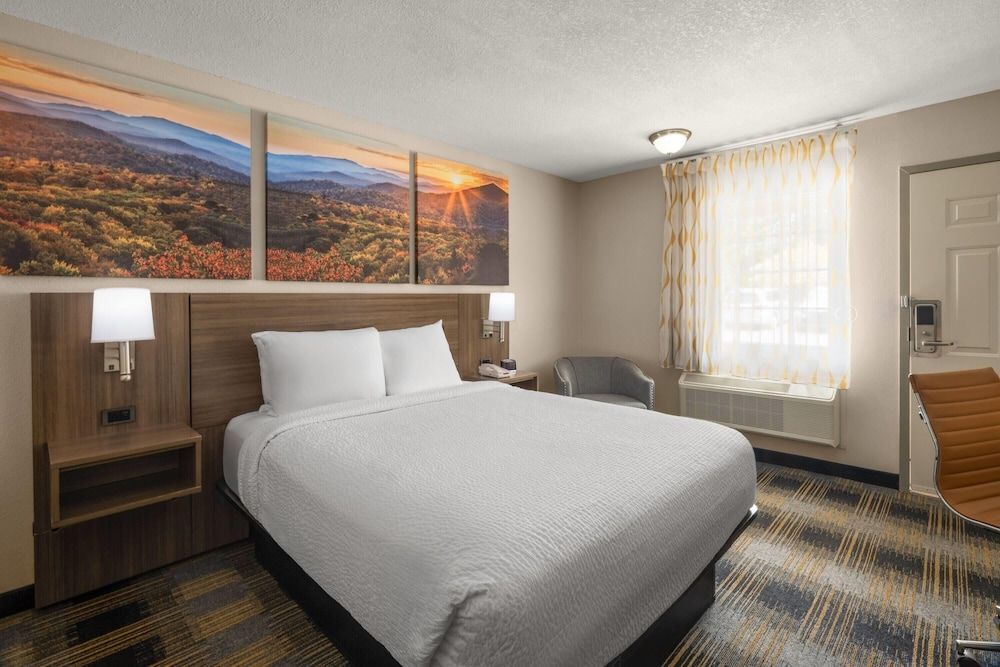 Room, 1 Queen Bed, Accessible, Non Smoking (Mobility, Bathtub with Grab Bars)