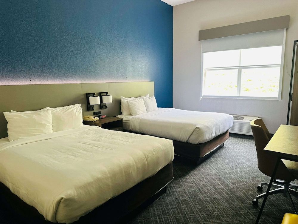 Suite, Non Smoking (2 Queen Beds & 1 Sofa Bed)