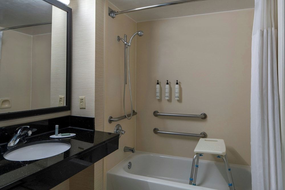 Suite, 1 Bedroom, Corner (Mobility Accessible, Tub)