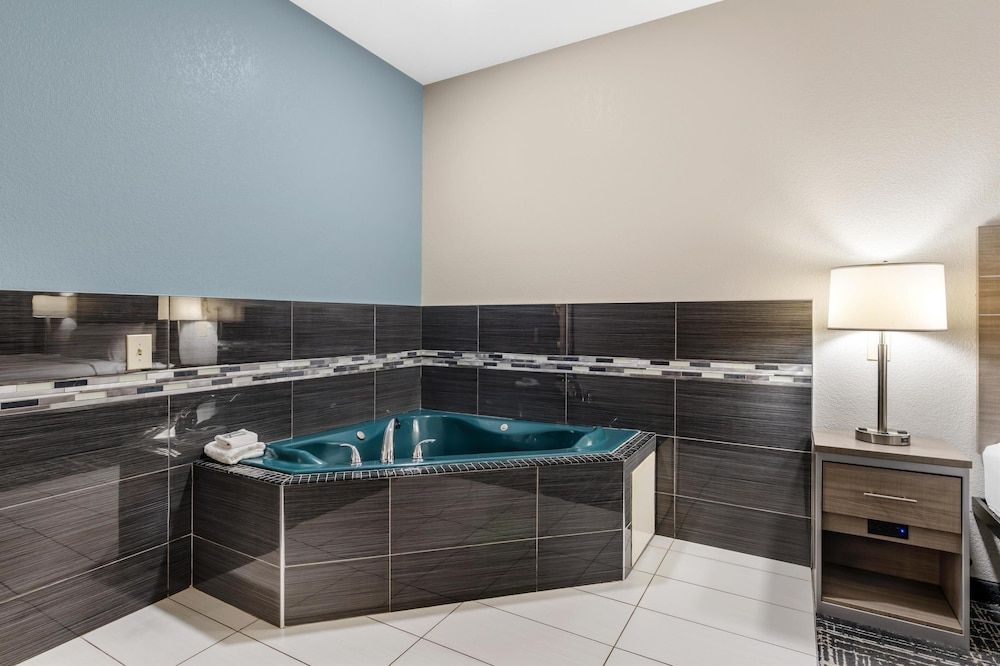 Best Western Commerce Inn Standard Room, 1 King Bed, Non Smoking, Refrigerator & Microwave 3