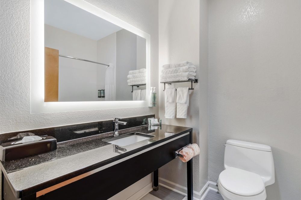 Best Western Commerce Inn Standard Room, 1 King Bed, Non Smoking, Refrigerator & Microwave 2