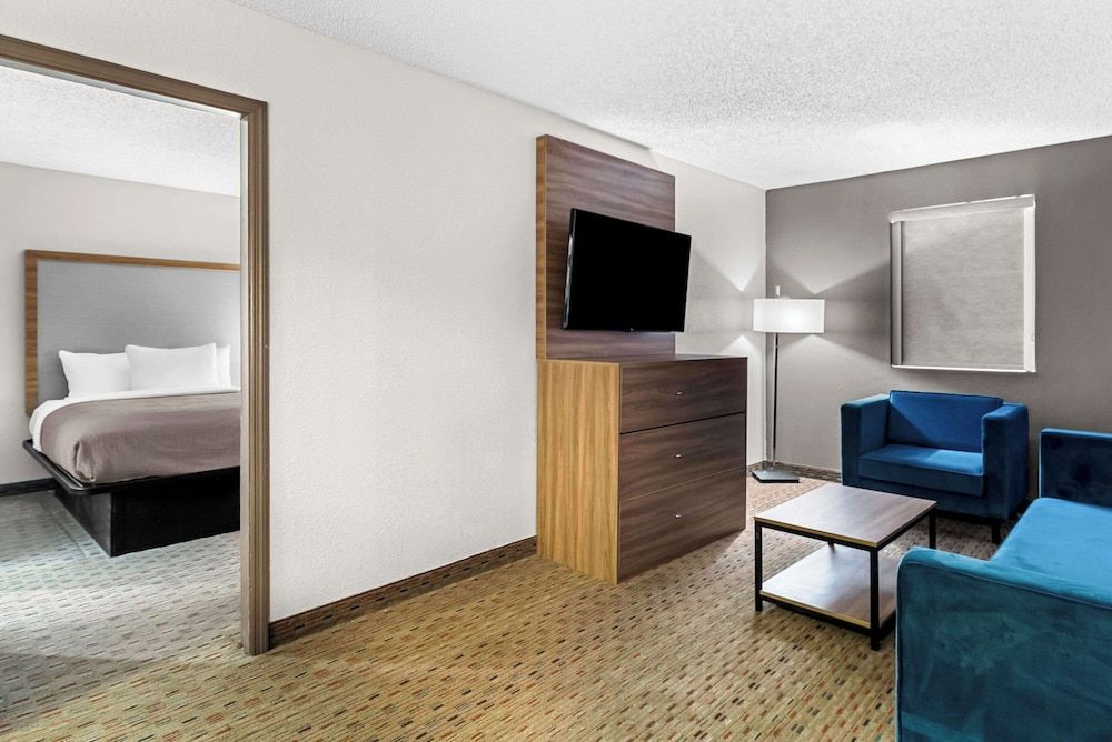 Quality Inn Suite, 2 Queen Beds, Non Smoking (Upgrade, Efficiency) 5