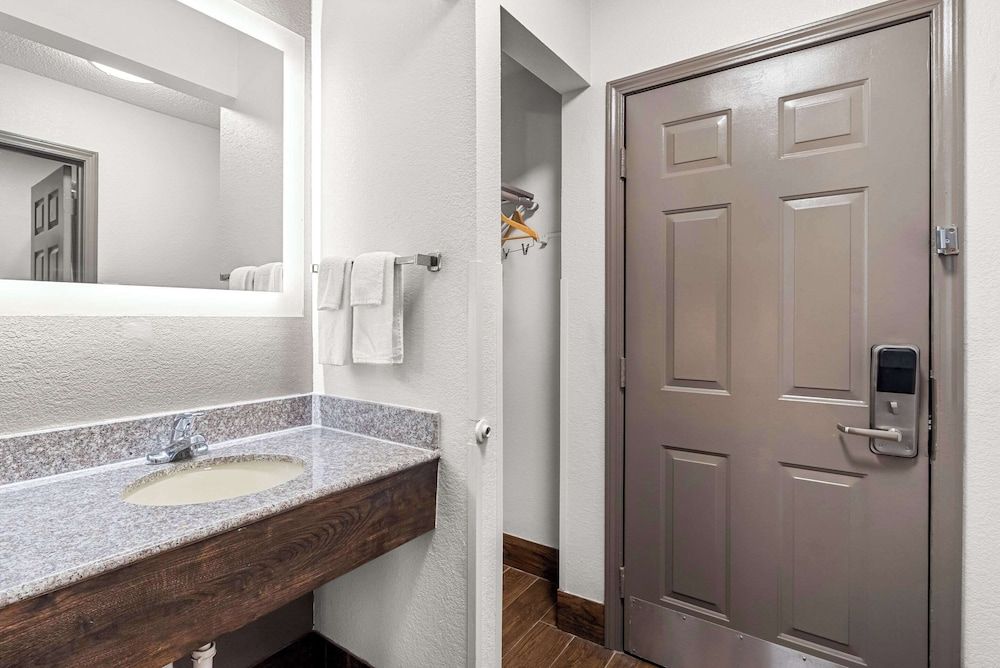 Quality Inn Standard Room, 1 King Bed, Non Smoking 3