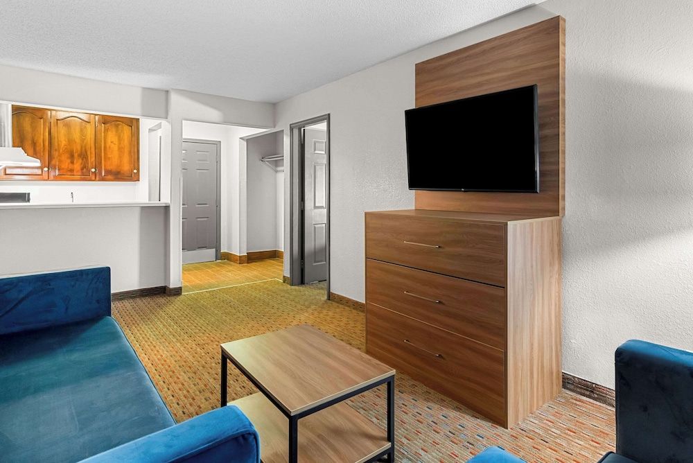 Quality Inn Suite, 2 Queen Beds, Non Smoking (Upgrade, Efficiency) 6