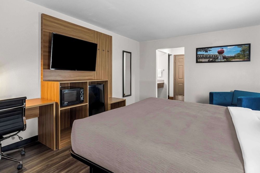 Quality Inn Standard Room, 1 King Bed, Non Smoking 2