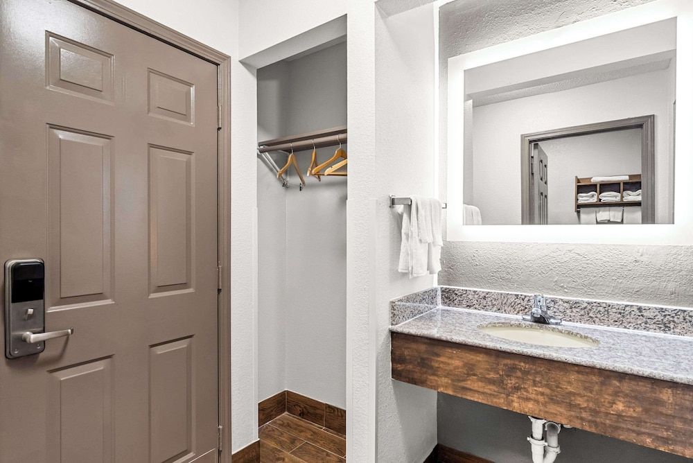 Quality Inn Standard Room, 2 Queen Beds, Non Smoking 3