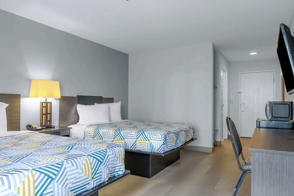 Motel 6 Dawsonville, GA - North GA Premium Outlets Standard Room, 2 Queen Beds, Non Smoking, Refrigerator & Microwave 2