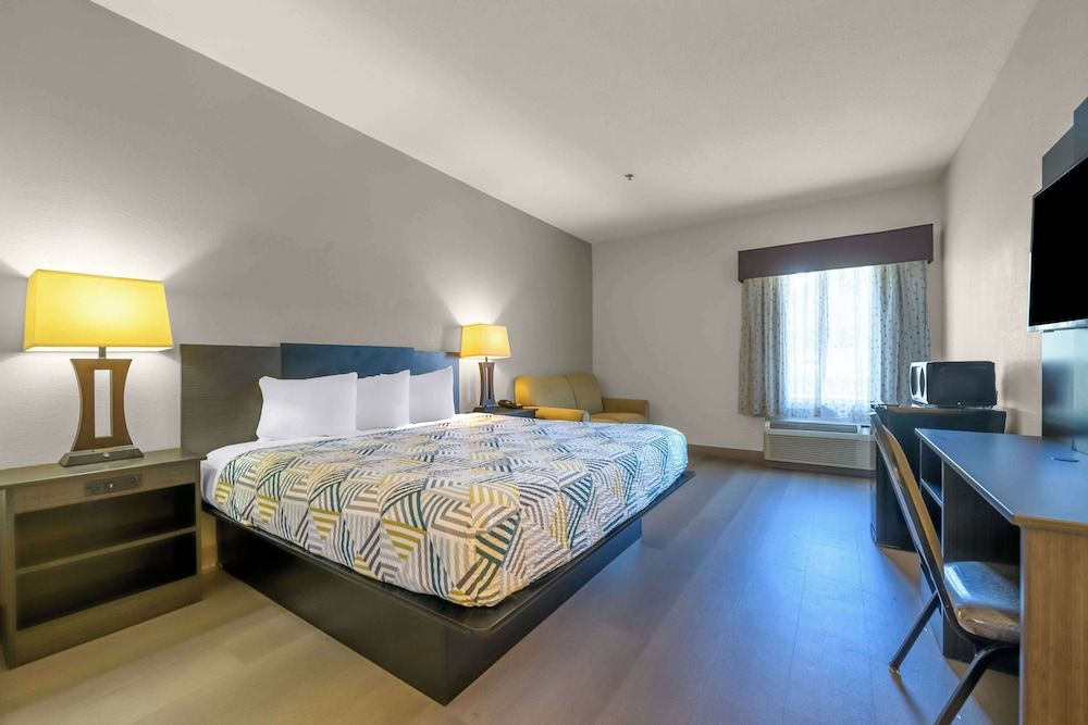 Deluxe Room, 1 King Bed, Non Smoking, Hot Tub