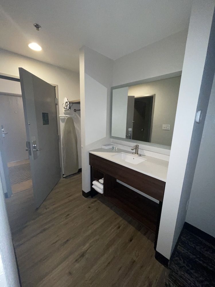 Clarion Pointe-Dillard near Blue Ridge Mountains Standard Room, 2 Queen Beds, Non Smoking 11