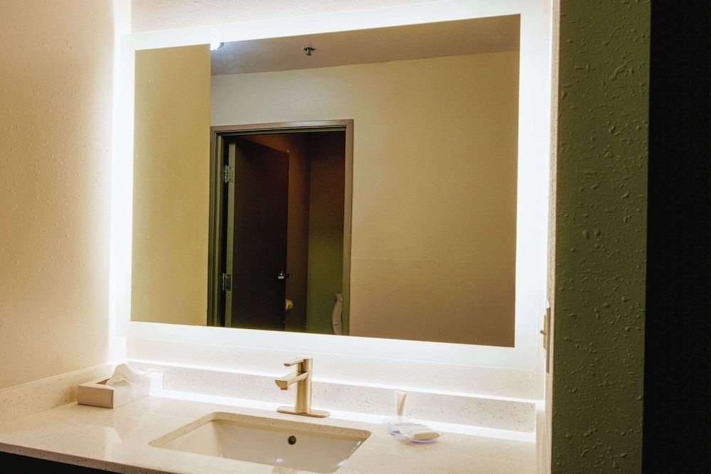 Clarion Pointe-Dillard near Blue Ridge Mountains Standard Room, 2 Queen Beds, Non Smoking 9