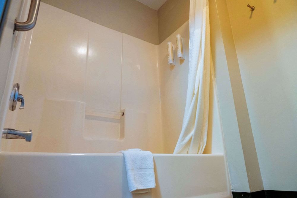 Clarion Pointe-Dillard near Blue Ridge Mountains Standard Room, 2 Queen Beds, Non Smoking 10