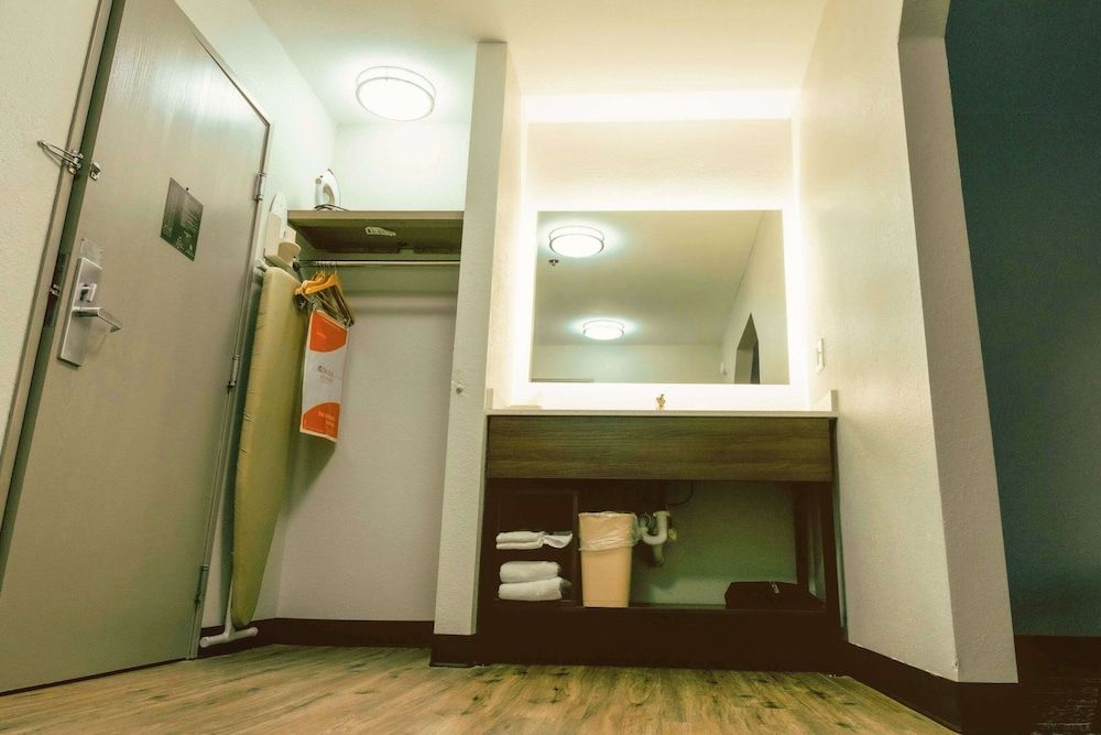 Clarion Pointe-Dillard near Blue Ridge Mountains Room, 1 King Bed, Accessible, Non Smoking (Roll-in Shower) 10
