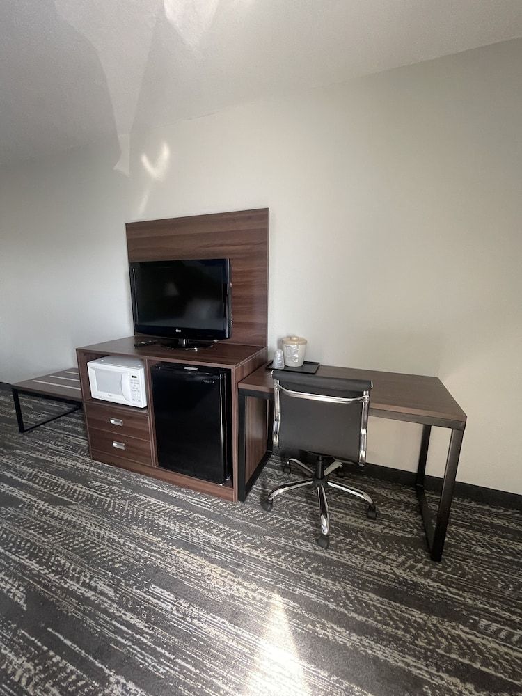 Clarion Pointe-Dillard near Blue Ridge Mountains Standard Room, 2 Queen Beds, Non Smoking 12