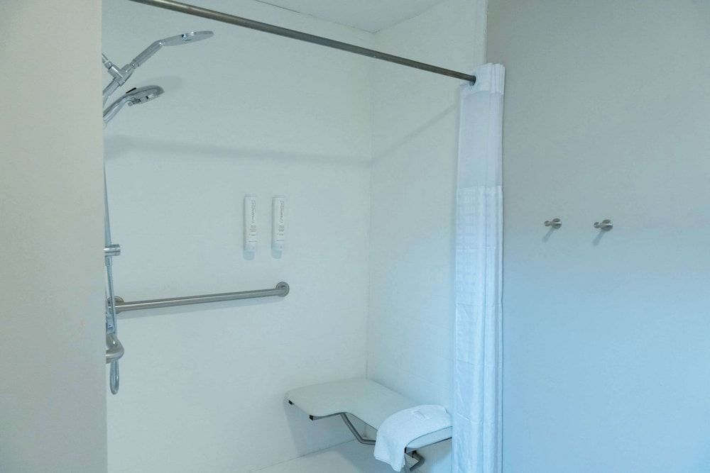 Clarion Pointe-Dillard near Blue Ridge Mountains Room, 1 King Bed, Accessible, Non Smoking (Roll-in Shower) 14