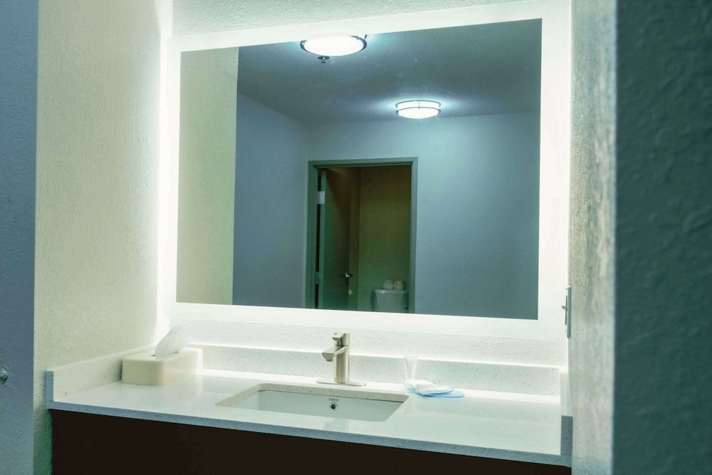 Clarion Pointe-Dillard near Blue Ridge Mountains Standard Room, 2 Queen Beds, Non Smoking 7