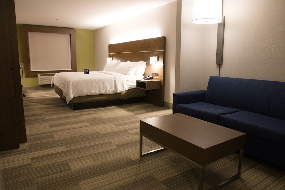 Suite, 1 King Bed, Accessible (Hearing, Mobility Tub)