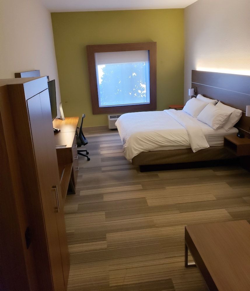 Standard Room, 1 King Bed, Accessible (Hearing, Mobility Tub)