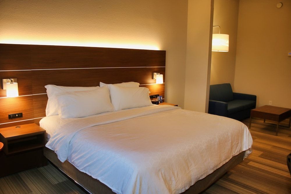 Suite, 1 King Bed, Accessible (Hearing, Mobility Tub)