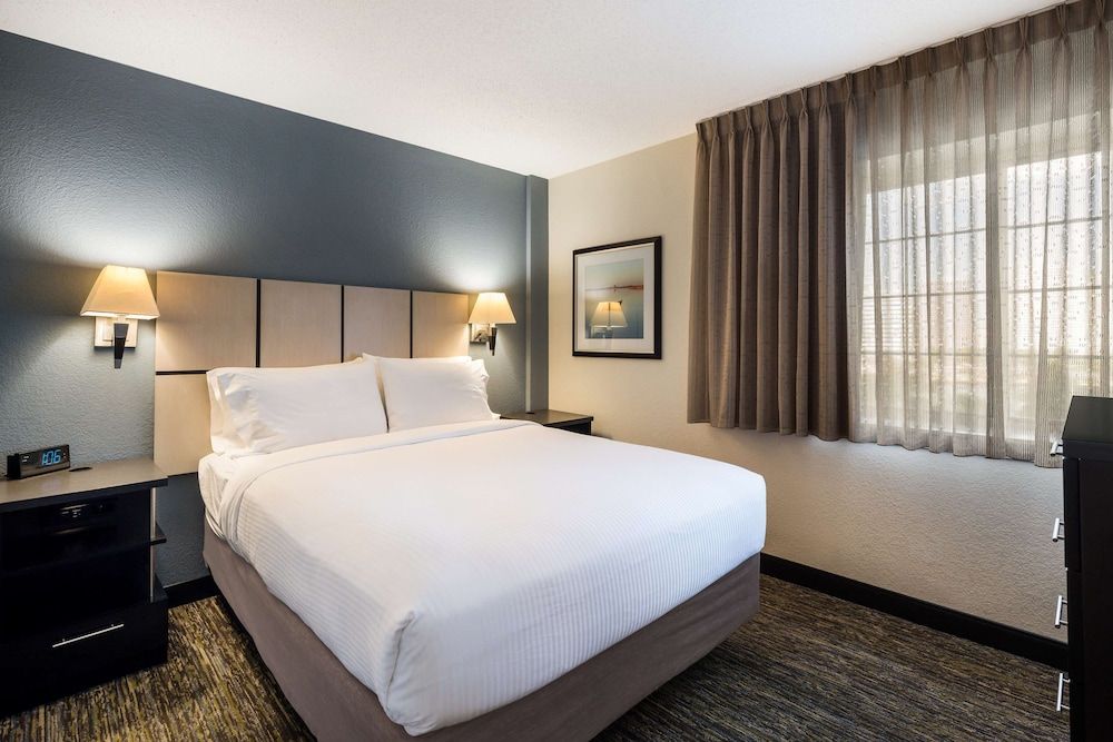 Suite, 1 Queen Bed with Sofa bed, Smoking (One Bedroom)