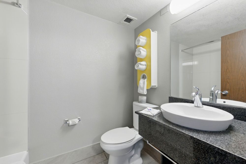 Motel 6 Atlanta, GA - Atlanta Airport Standard Room, 1 King Bed, Non Smoking 9